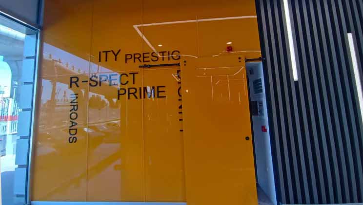 دیوار شیشه ای رنگی