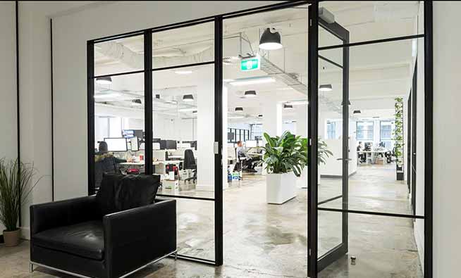 قیمت درب شیشه ای لولایی