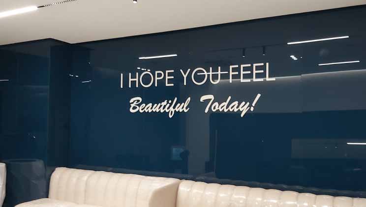 دیوار شیشه ای رنگی