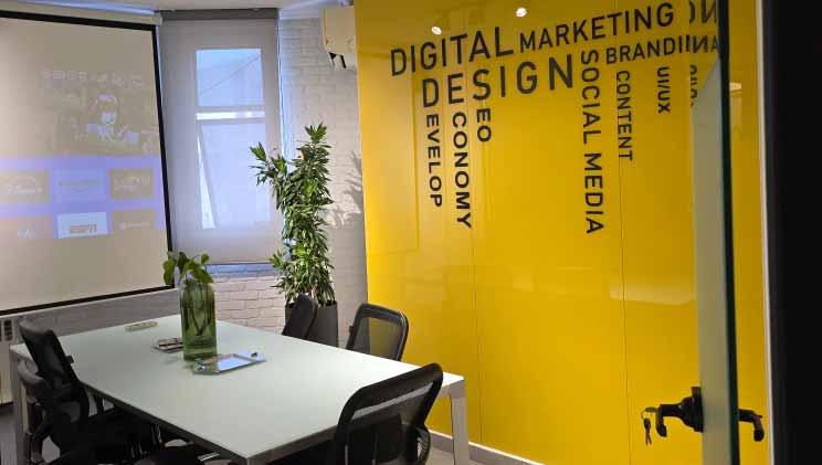 پارتیشن شیشه ای رنگی