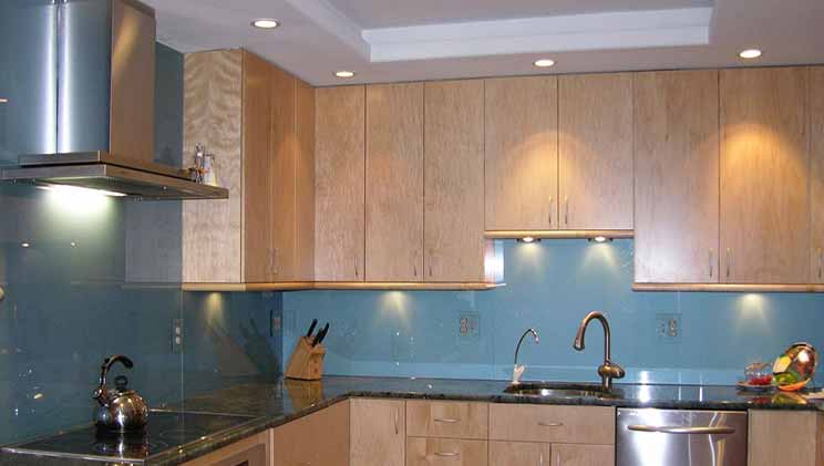 شیشه مدرن رنگی بین کابینت