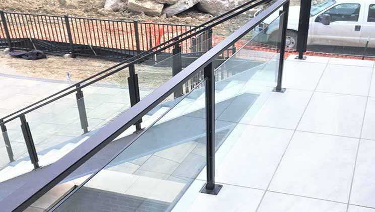 کاربرد نرده شیشه ای